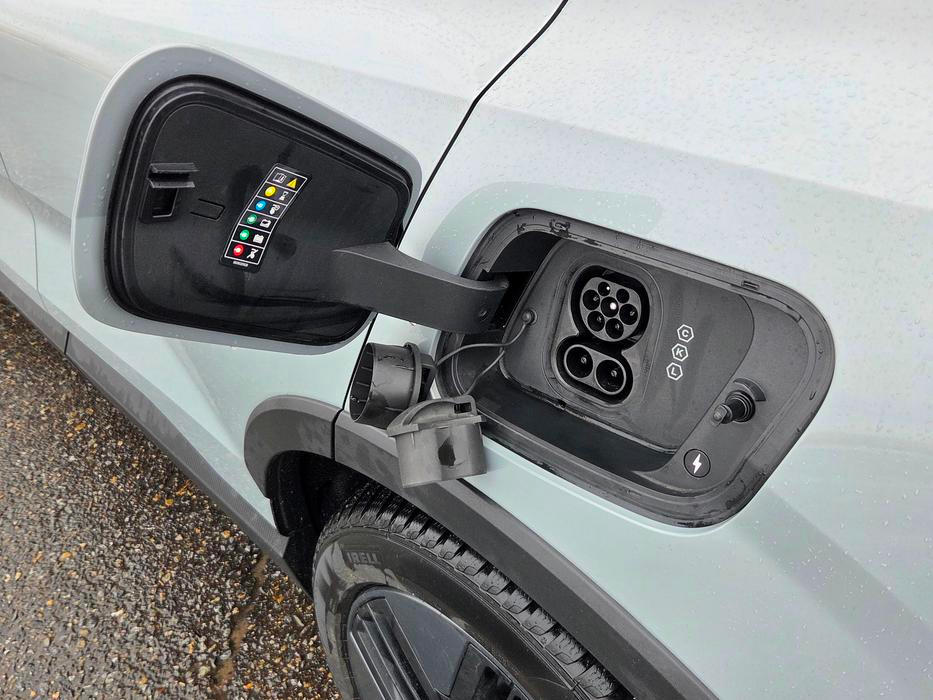 Nabíjení je možné až 153 kW v případě stejnosměrného proudu a až 22 kW u střídavého proudu.