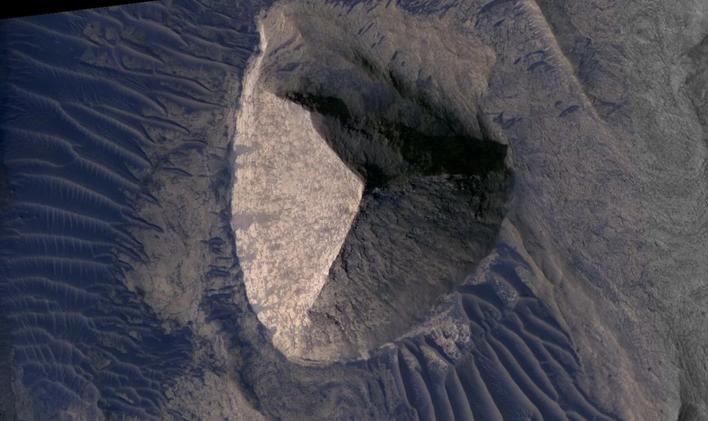 Kráter Candor Chasma patří k největším kaňonům na Marsu a jeho současná podoba je výsledkem miliard let působení vody, větru, sesuvů i možných tektonických procesů.