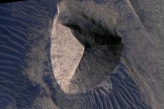 Kráter Candor Chasma patří k největším kaňonům na Marsu a jeho současná podoba je výsledkem miliard let působení vody, větru, sesuvů i možných tektonických procesů.