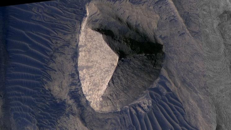 Kráter Candor Chasma patří k největším kaňonům na Marsu a jeho současná podoba je výsledkem miliard let působení vody, větru, sesuvů i možných tektonických procesů.