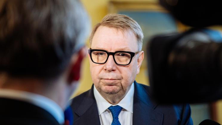 Schůze vlády, Aleš Juchelka