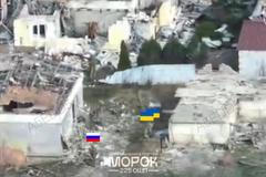 Ukrajinští vojáci už měli svázané ruce a čekalo je ruské zajetí. Pak přiletěl dron.