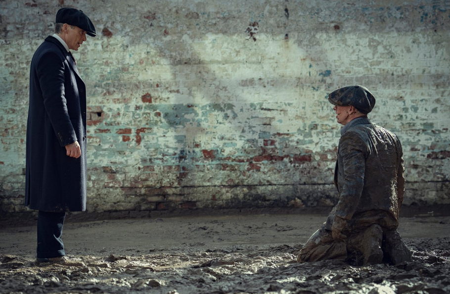 Cillian Murphy jako Tommy Shelby a Barry Keoghan v roli jeho syna Dukea ve filmu Gangy z Birminghamu: Nesmrtelný muž.