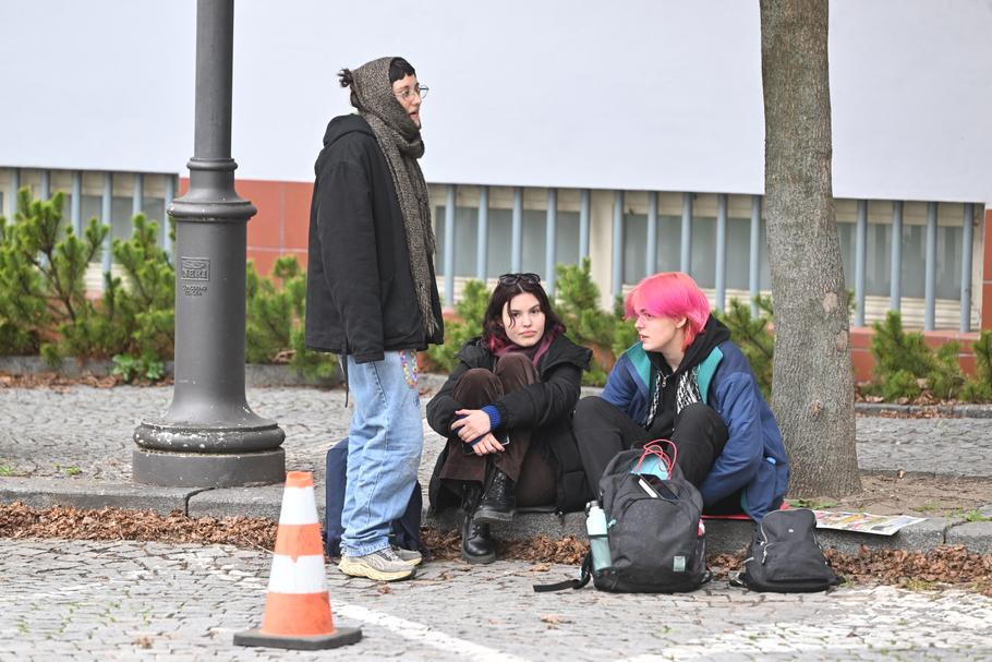 Okresní soud v Pardubicích, dívka, dívky