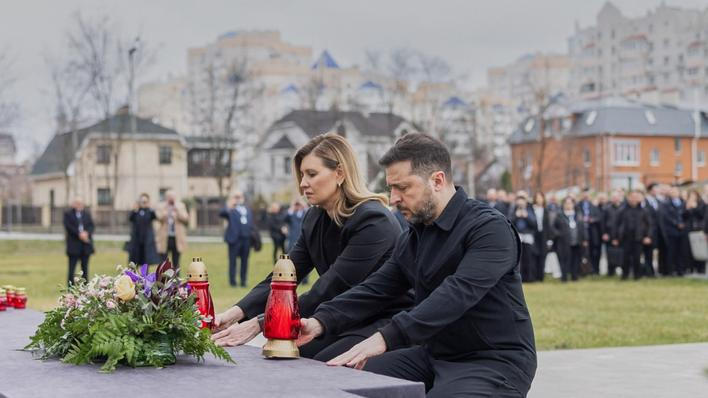 Ukrajinský prezident Volodymyr Zelenskyj s manželkou Olenou na pietní akci v Buči, 31. března 2026.