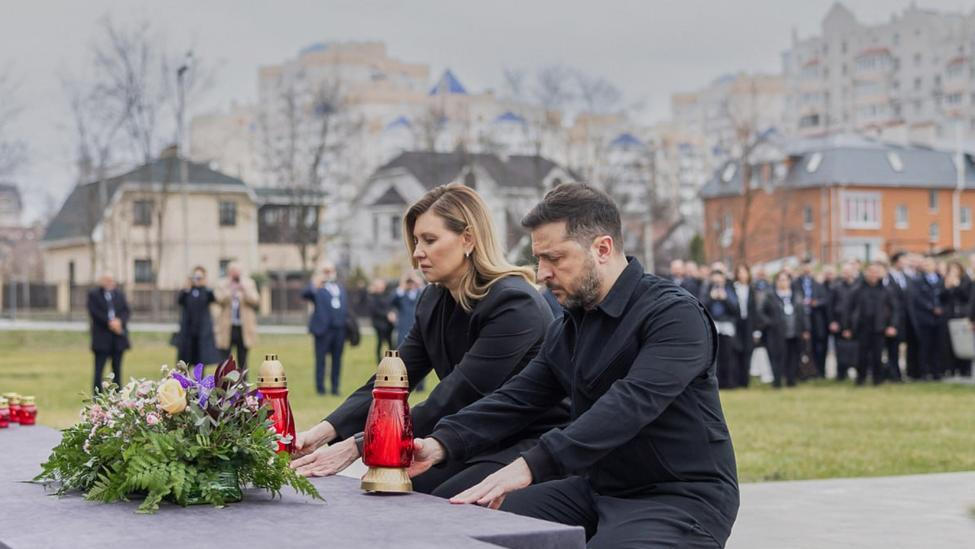 Ukrajinský prezident Volodymyr Zelenskyj s manželkou Olenou na pietní akci v Buči, 31. března 2026.