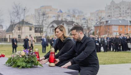 Ukrajinský prezident Volodymyr Zelenskyj s manželkou Olenou na pietní akci v Buči, 31. března 2026.