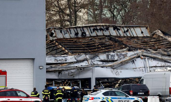 Požár vypukl v pardubickém průmyslovém areálu v pátek 20. března ráno. Zničil halu a vážně poškodil vedlejší administrativní budovu firmy LPP Holding vyrábějící mimo jiné drony pro Ukrajinu.