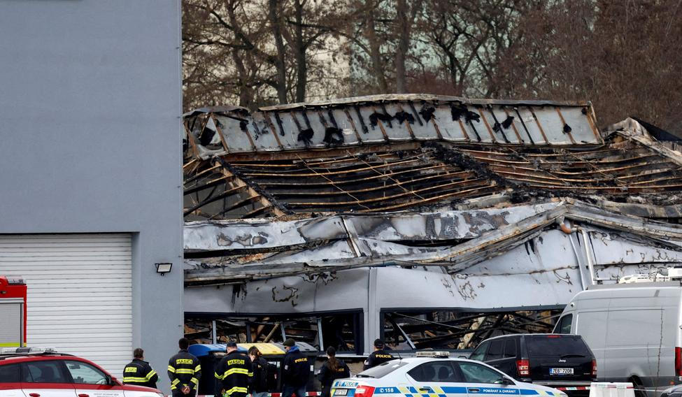 Požár vypukl v pardubickém průmyslovém areálu v pátek 20. března ráno. Zničil halu a vážně poškodil vedlejší administrativní budovu firmy LPP Holding vyrábějící mimo jiné drony pro Ukrajinu.