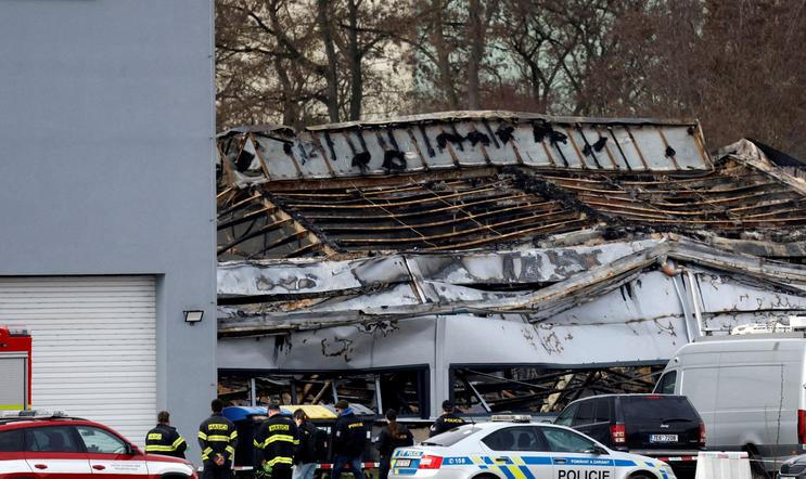 Požár vypukl v pardubickém průmyslovém areálu v pátek 20. března ráno. Zničil halu a vážně poškodil vedlejší administrativní budovu firmy LPP Holding vyrábějící mimo jiné drony pro Ukrajinu.