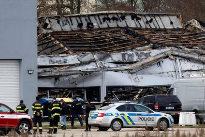 Požár vypukl v pardubickém průmyslovém areálu v pátek 20. března ráno. Zničil halu a vážně poškodil vedlejší administrativní budovu firmy LPP Holding vyrábějící mimo jiné drony pro Ukrajinu.
