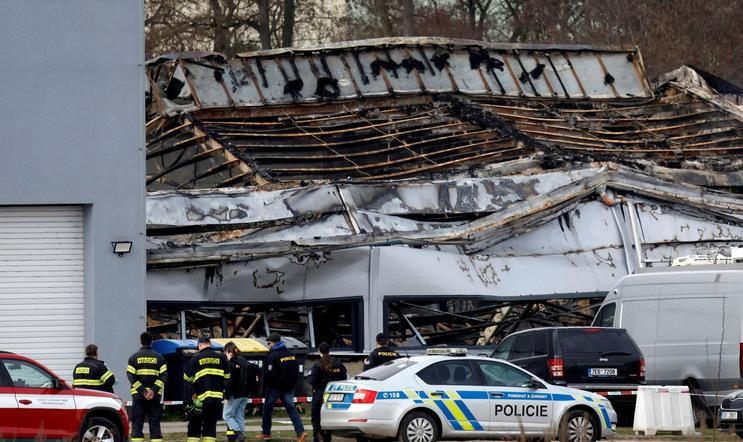 Požár vypukl v pardubickém průmyslovém areálu v pátek 20. března ráno. Zničil halu a vážně poškodil vedlejší administrativní budovu firmy LPP Holding vyrábějící mimo jiné drony pro Ukrajinu.