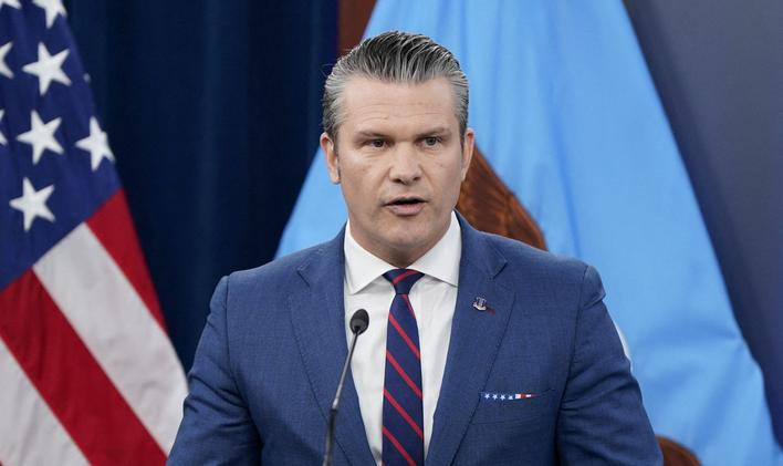 Americký ministr obrany Pete Hegseth.