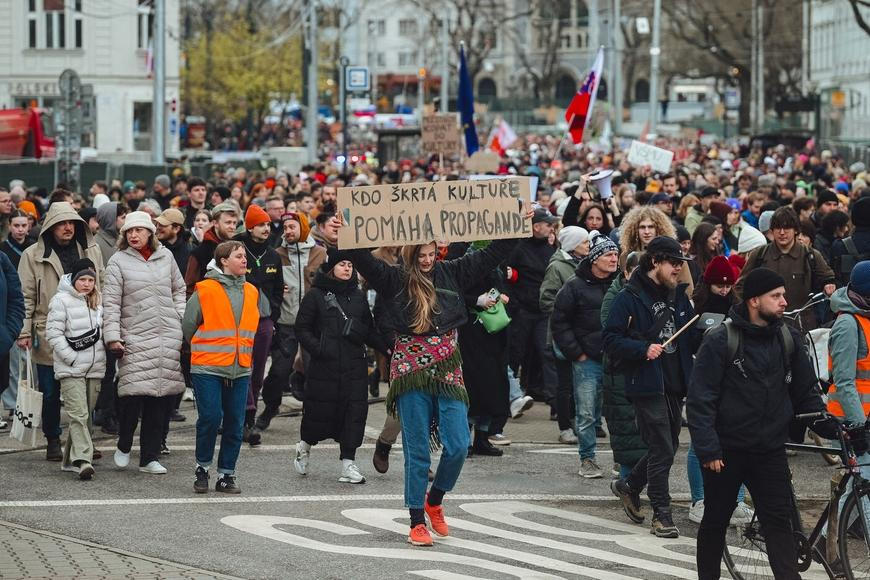V Bratislavě protestovaly tisíce lidí proti krokům ministerstva kultury