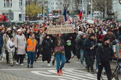 Demonstranti během protestního průvodu proti zásahům do kultury v ulicích Bratislavy, 31. března 2026.