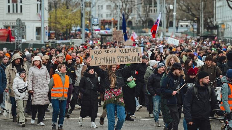Demonstranti během protestního průvodu proti zásahům do kultury v ulicích Bratislavy, 31. března 2026.
