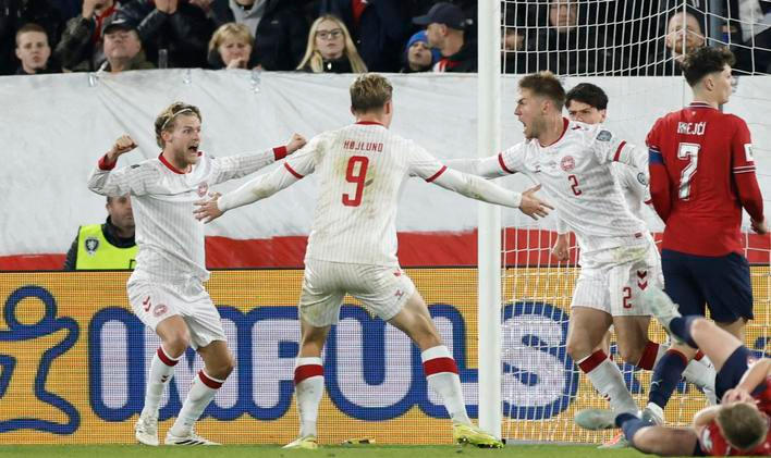 Dánové slaví gól  v zápase kvalifikace o postup na MS Česko - Dánsko