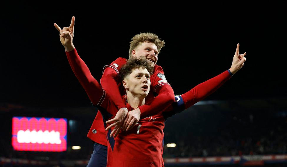 Pavel Šulc a Ladislav Krejčí slaví gól v zápase kvalifikace o postup na MS Česko - Dánsko