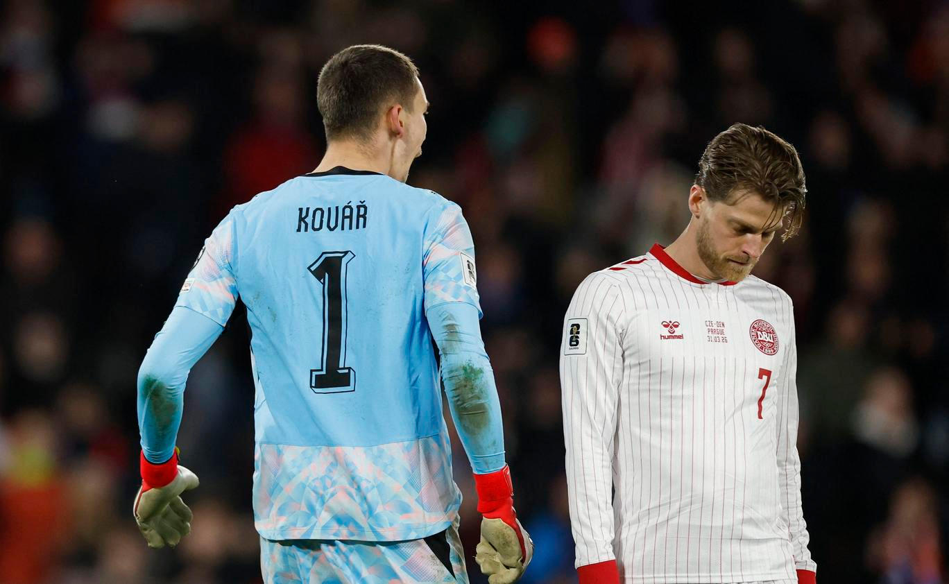 Matěj Kovář a  Mathias Jensen v penaltovém rozstřelu v zápase kvalifikace o postup na MS Česko - Dánsko
