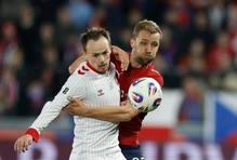 Mikkel Damsgaard a Tomáš Souček  v zápase kvalifikace o postup na MS Česko - Dánsko