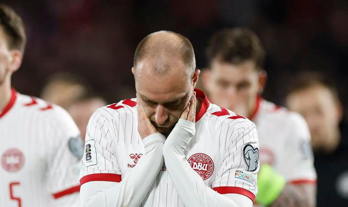 Smutný Christian Eriksen po porážce v zápase kvalifikace o postup na MS Česko - Dánsko