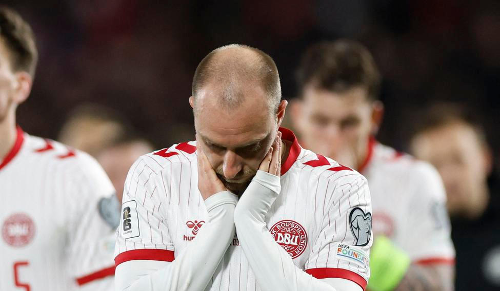 Smutný Christian Eriksen po porážce v zápase kvalifikace o postup na MS Česko - Dánsko