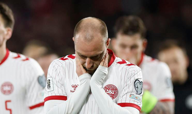 Smutný Christian Eriksen po porážce v zápase kvalifikace o postup na MS Česko - Dánsko