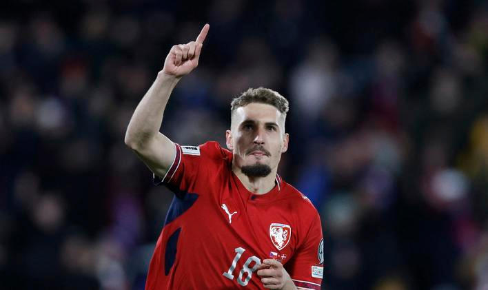 Michal Sadílek slaví proměnou penaltu v zápase kvalifikace o postup na MS Česko - Dánsko