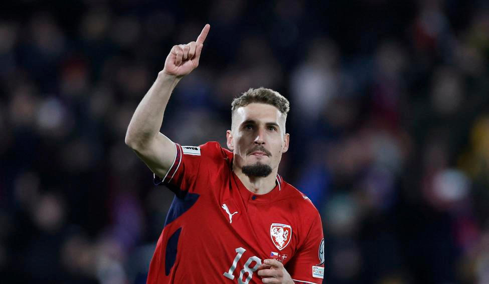 Michal Sadílek slaví proměnou penaltu v zápase kvalifikace o postup na MS Česko - Dánsko