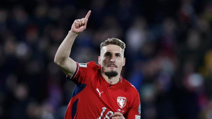 Michal Sadílek slaví proměnou penaltu v zápase kvalifikace o postup na MS Česko - Dánsko.