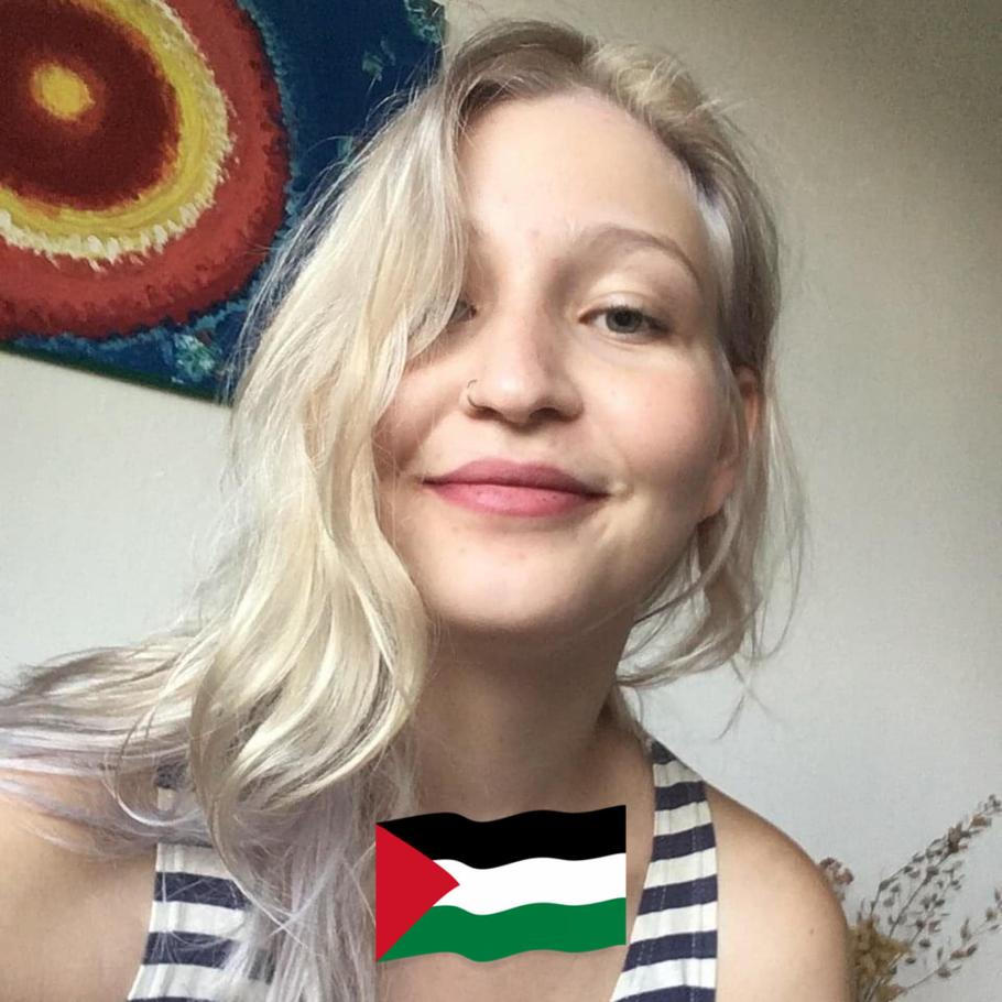 Profilová fotka Anežky Brahové na jejím Facebooku doplněná textem "#freepalestine".