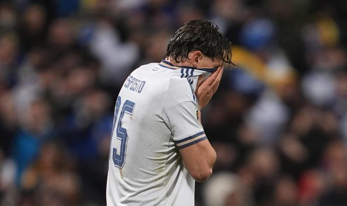 Zklamaný italský útočník Francesco Pio Esposito v zápase s Bosnou a Hercegovinou