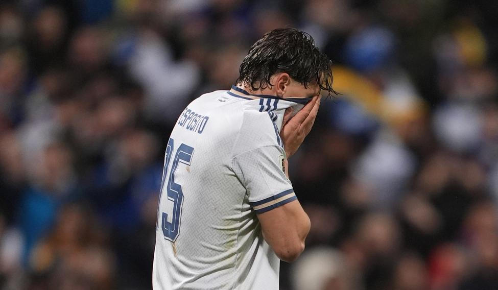 Zklamaný italský útočník Francesco Pio Esposito v zápase s Bosnou a Hercegovinou