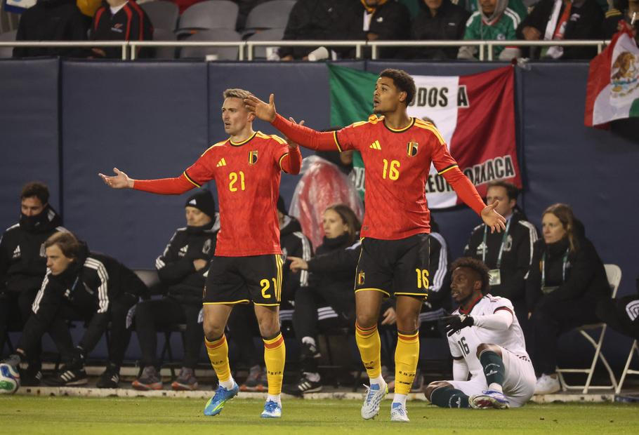Belgičtí obránci Timothy Castagne (21) a Koni de Winter (16)