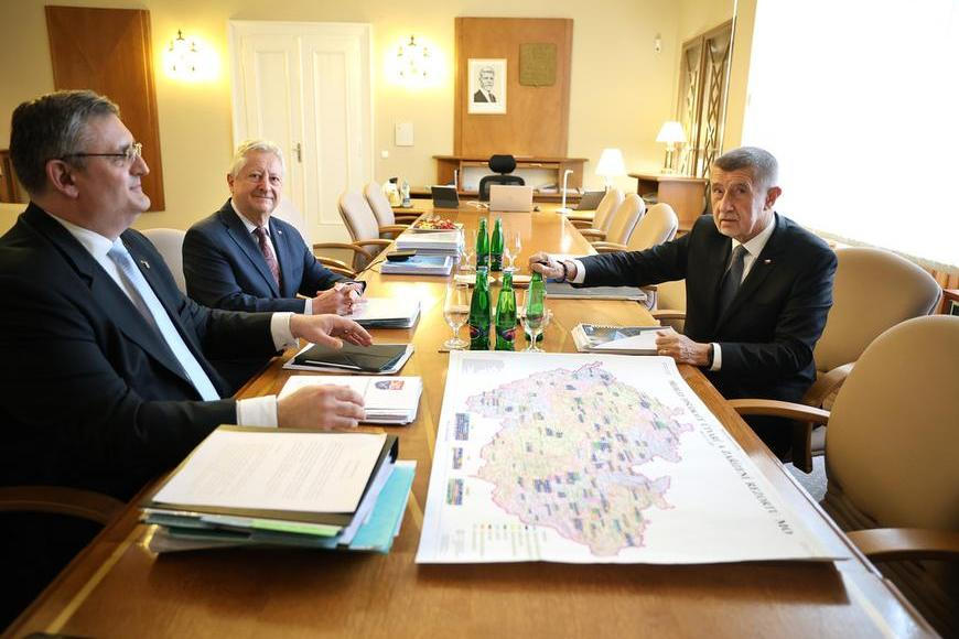 Tři hodiny se zamračeným Babišem. Ministr za SPD se ocitl pod nebývalým tlakem