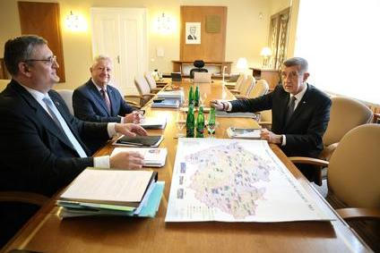 Dokonce i oficiální fotky, které po extrémně dlouhé schůzce Jaromíra Zůny s Andrejem Babišem zveřejnilo ministerstvo obrany, zachycují hodně nespokojený výraz premiéra.