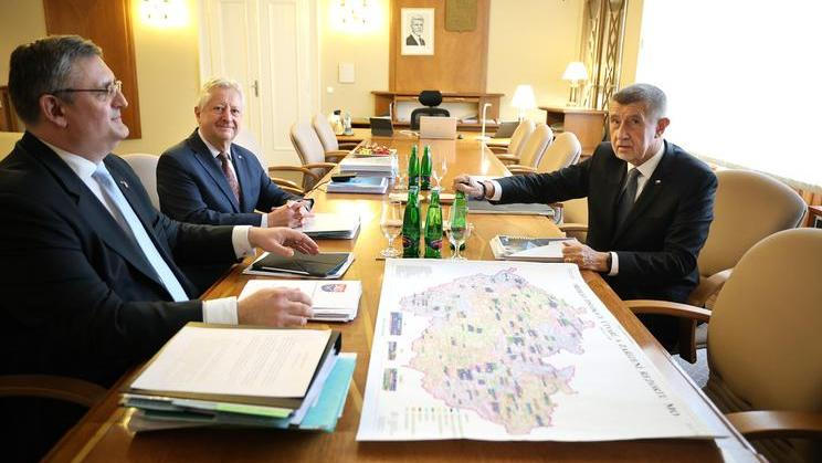 Dokonce i oficiální fotky, které po extrémně dlouhé schůzce Jaromíra Zůny s Andrejem Babišem zveřejnilo ministerstvo obrany, zachycují hodně nespokojený výraz premiéra.