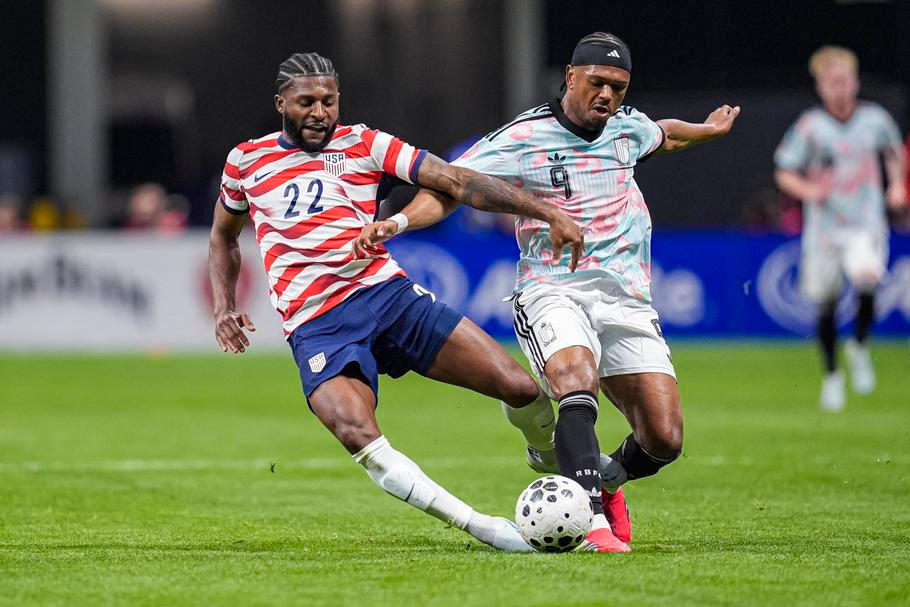 Mark McKenzie (22) a Lois Openda (9) v přátelském zápase USA - Belgie