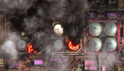 Satelitní snímek zachycuje detailní pohled na kouř stoupající z poškozených nádrží na ropu, které hoří po ukrajinském útoku v ruském Primorsku 29. března 2026.