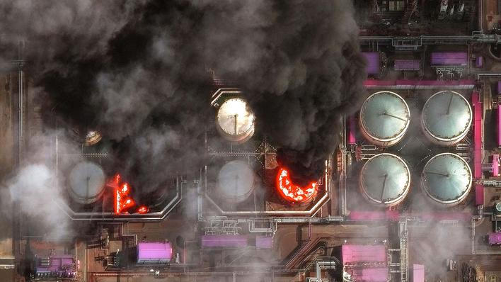 Satelitní snímek zachycuje detailní pohled na kouř stoupající z poškozených nádrží na ropu, které hoří po ukrajinském útoku v ruském Primorsku 29. března 2026.