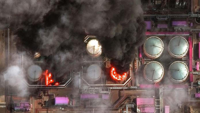 Satelitní snímek zachycuje detailní pohled na kouř stoupající z poškozených nádrží na ropu, které hoří po ukrajinském útoku v ruském Primorsku 29. března 2026.