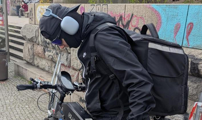 Policie žádá lidi, kteří cyklistu na zveřejněných fotografiích poznají, aby se obrátili na tísňovou linku. (Na fotce je zobrzazený cyklista, kterého hledá Policie ČR)