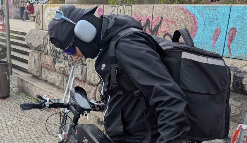 Policie žádá lidi, kteří cyklistu na zveřejněných fotografiích poznají, aby se obrátili na tísňovou linku. (Na fotce je zobrzazený cyklista, kterého hledá Policie ČR)