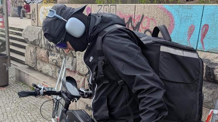 Policie žádá lidi, kteří cyklistu na zveřejněných fotografiích poznají, aby se obrátili na tísňovou linku. (Na fotce je zobrzazený cyklista, kterého hledá Policie ČR)