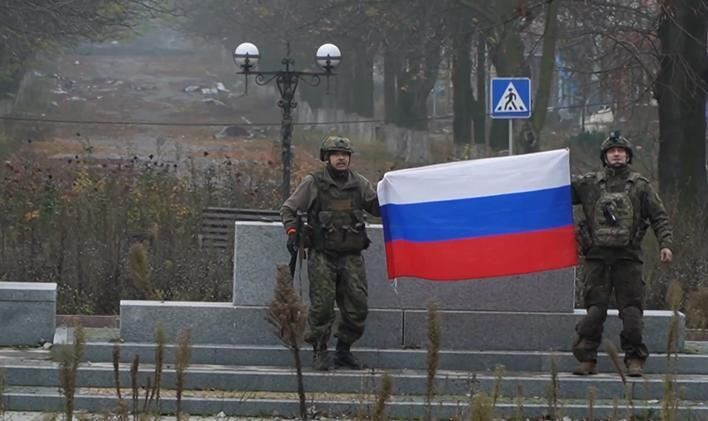 Ruská armáda s vlajkou v Pokrovsku