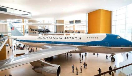 Video vytvořené pomocí AI ukazuje ambiciózní koncept mrakodrapu pro Trumpovu knihovnu v Miami.