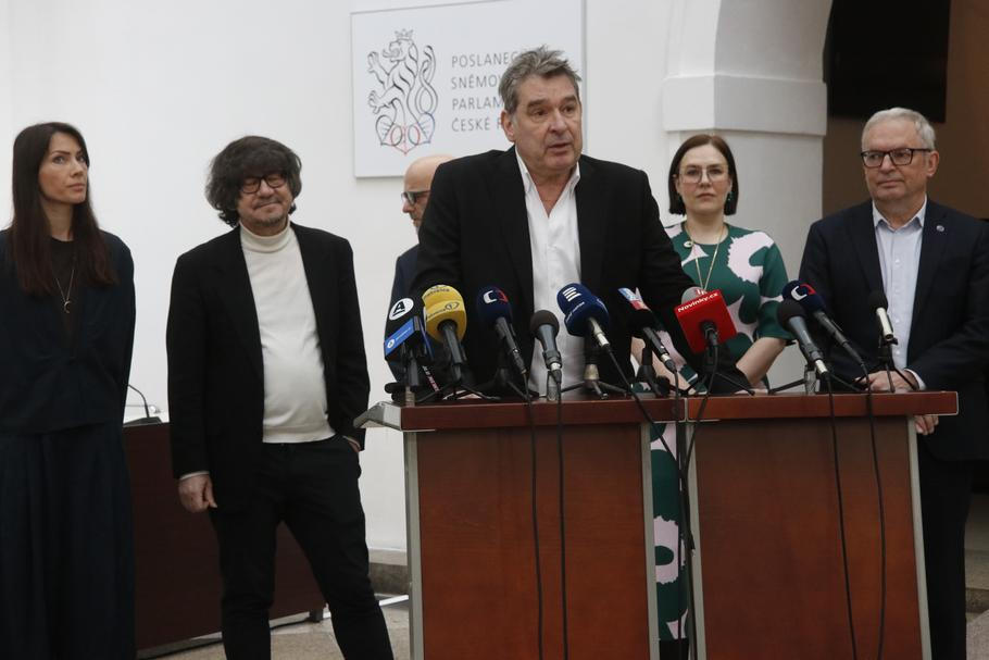 Kromě Hynka Čermáka vystoupili na tiskové konferenci další dva kandidáti do Rady ČT – Tomáš Etzler (uprostřed) a Anna Koller (vlevo).