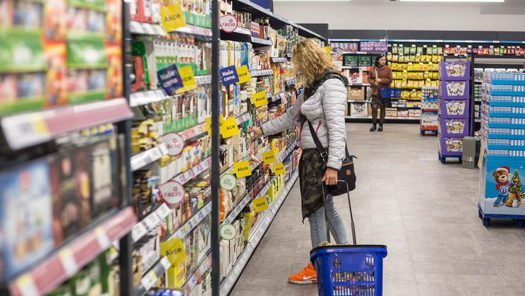 Tesco - nový formát "sousedského obchodu" - nakupování, zákazníci, zboží, pečivo, lahůdky, mražené zboží, regály, scan