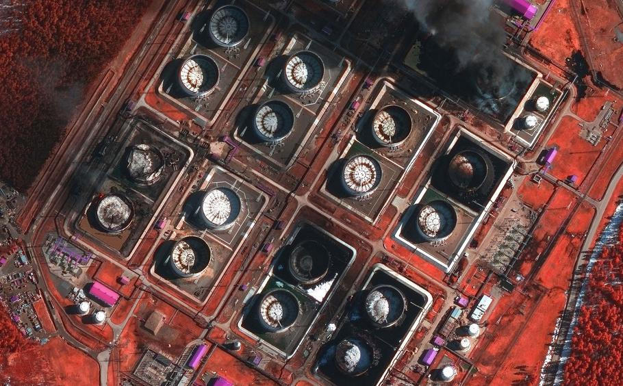 Satelitní snímek zachycuje detailní pohled na kouř stoupající z poškozených nádrží na ropu, které hoří po ukrajinském útoku v ruském Primorsku 29. března 2026.