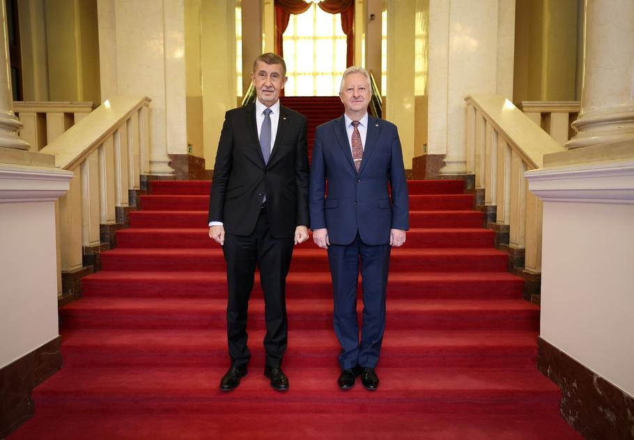 Oficiální snímek po příchodu Andreje Babiše na ministerstvo obrany. Další fotografie ze Zůnovy pracovny zachycují Babiše s mnohem zachmuřenějším výrazem.